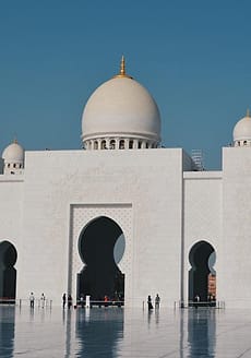 Masjid dengan pelataran luas