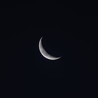 Bulan sabit di langit malam