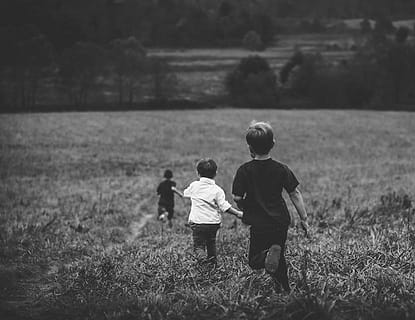 Anak-anak berjalan bersama