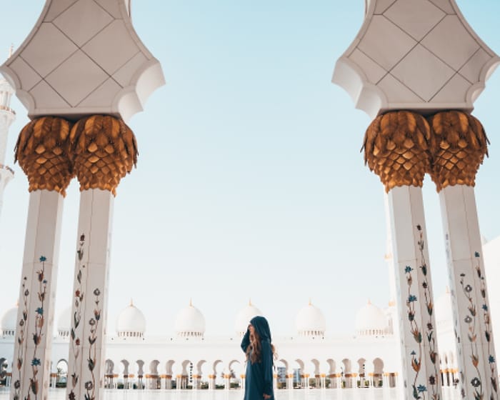 Jamaah di antara pilar masjid