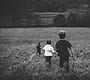 Anak-anak berjalan bersama