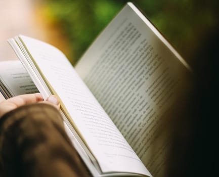 Membaca buku dengan tenang