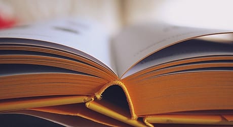 Buku terbuka di meja kajian