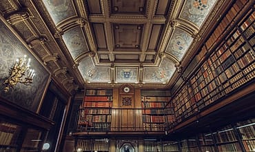 Rak buku perpustakaan untuk kajian sirah