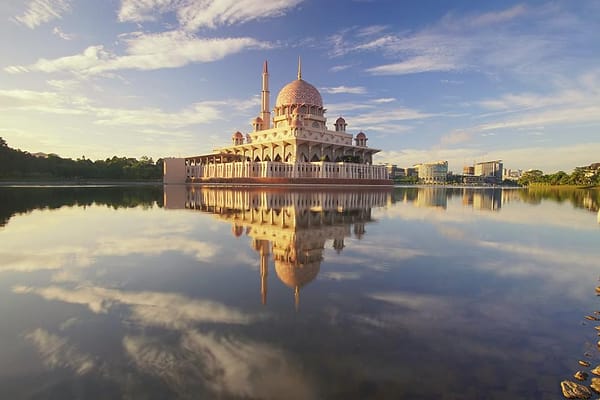 Masjid di tepi danau