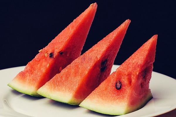 Buah segar untuk hidangan berbuka