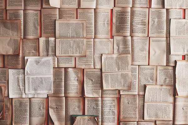 Tumpukan buku terbuka untuk perpustakaan