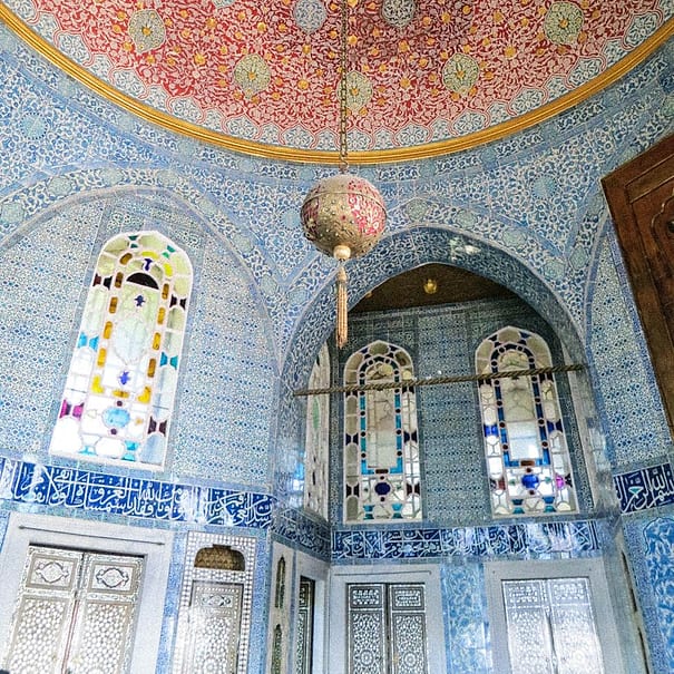 Interior bergaya Islam dengan lampu gantung