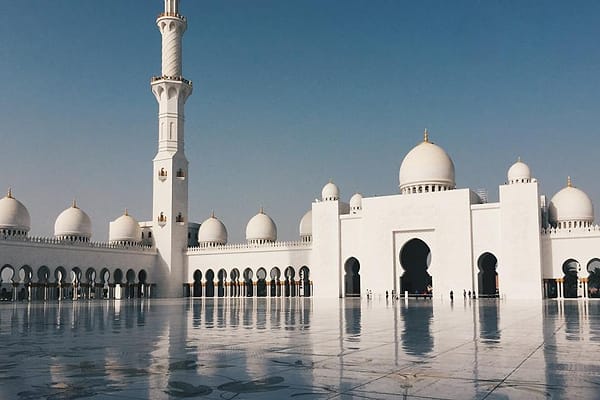 Masjid tampak dari halaman