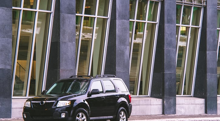 SUV hitam di depan gedung