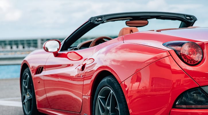 Mobil sport merah atap terbuka