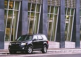 SUV hitam di depan gedung