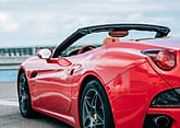 Mobil sport merah atap terbuka