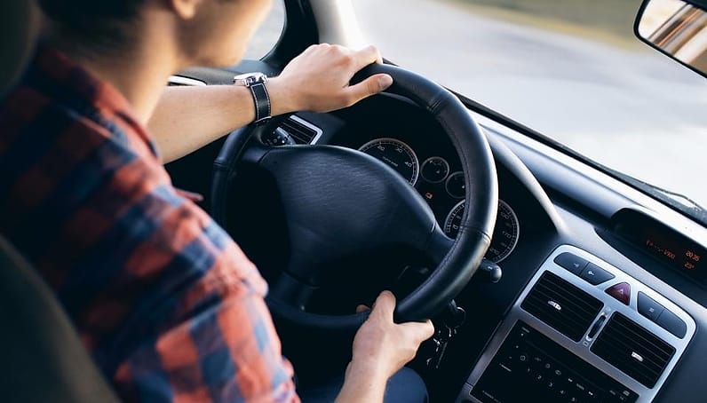Pengemudi di balik kemudi mobil sewaan