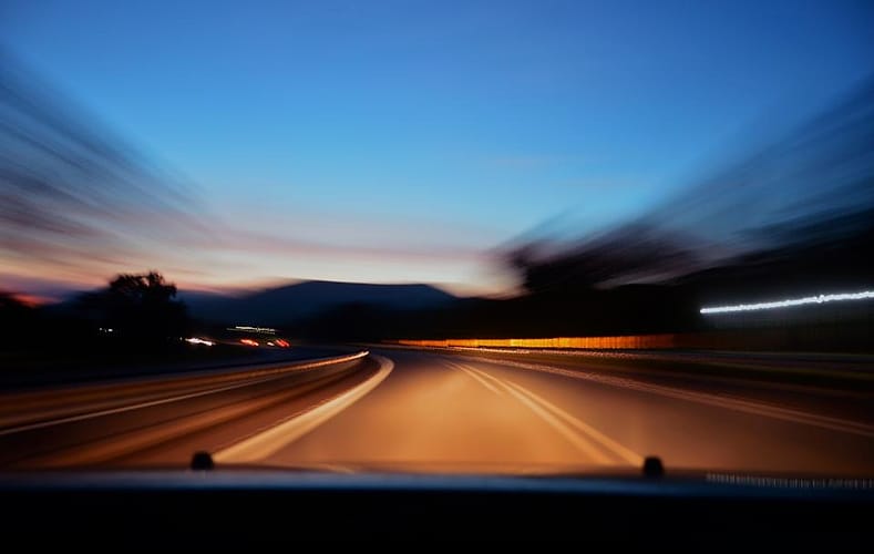 Mobil melaju di jalan
