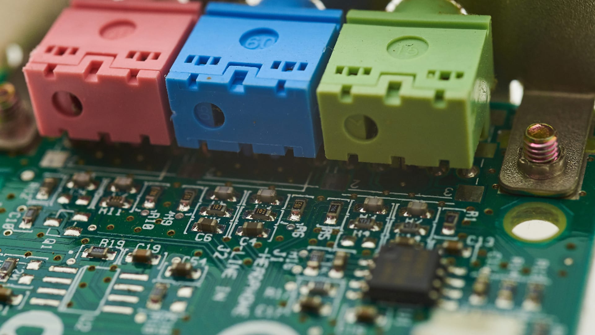 Papan sirkuit elektronik dengan konektor