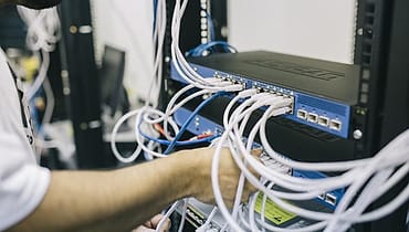 Teknisi memasang kabel di panel kendali