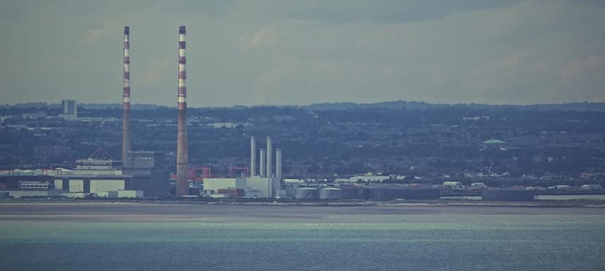Kawasan industri dan pembangkit di tepi pantai