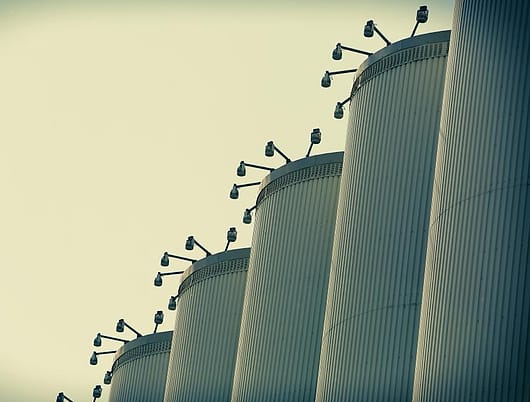 Deretan silo penyimpanan baja