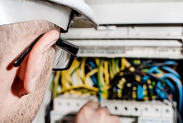 Teknisi memasang kabel panel listrik