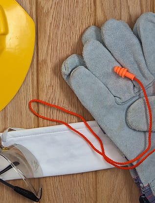Perlengkapan K3: helm, sarung tangan, dan pelindung telinga