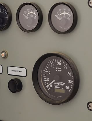 Panel kontrol dengan alat ukur