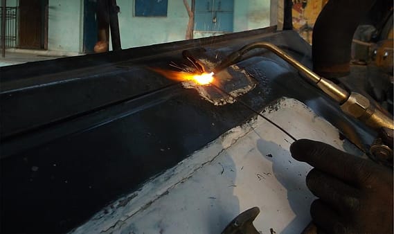 Pemotongan pelat baja dengan obor las