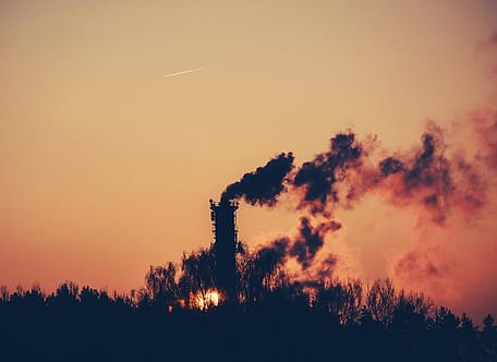 Cerobong pabrik saat senja