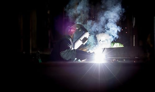 Juru las sedang mengelas komponen