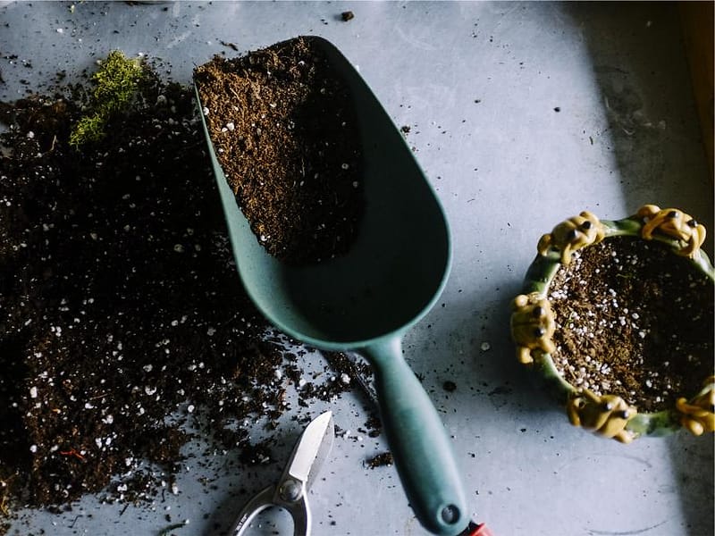 Sekop kecil dan kompos untuk berkebun