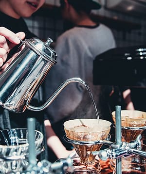 Barista menyeduh kopi