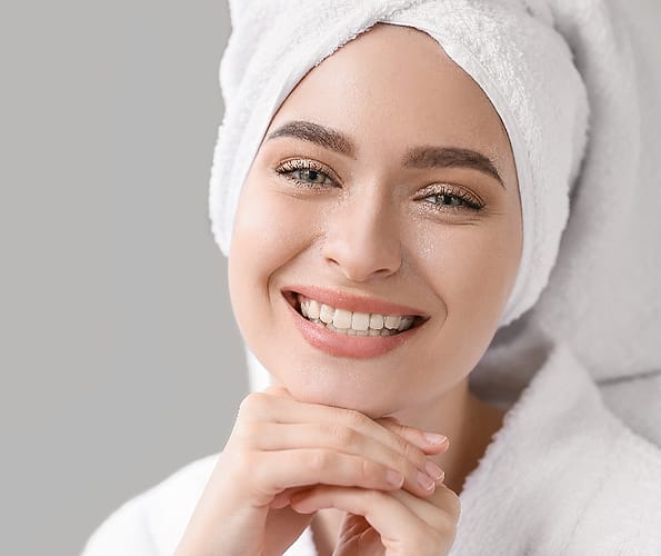 Pelanggan salon tersenyum