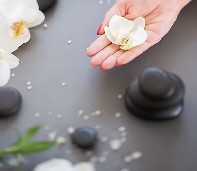 Suasana spa dengan batu dan anggrek