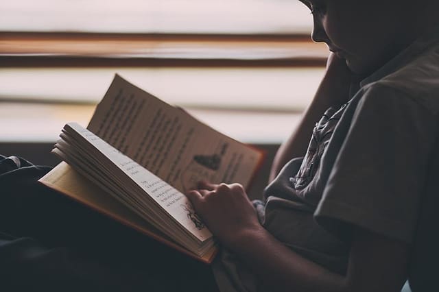 Siswa membaca buku