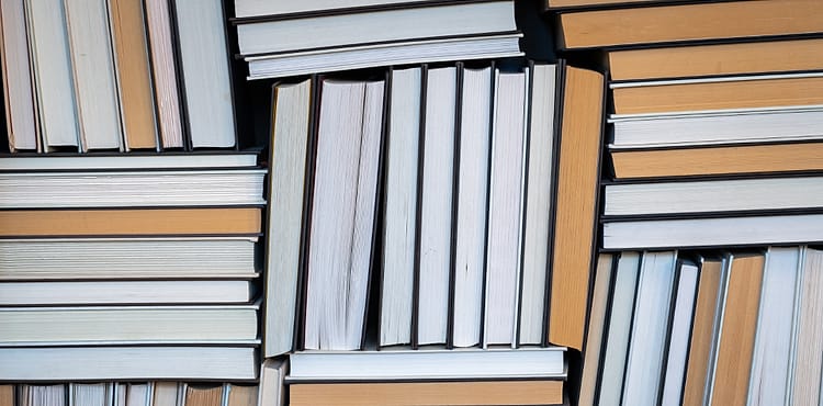 Rak buku perpustakaan sekolah
