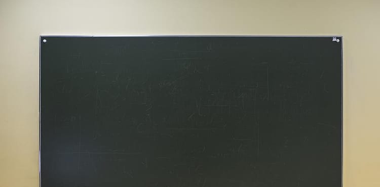 Papan tulis di ruang kelas