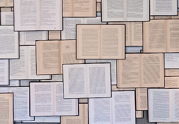 Tumpukan buku terbuka