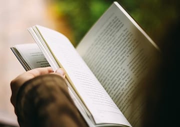 Siswa membaca buku