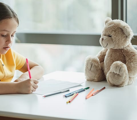 Siswa menggambar di kelas