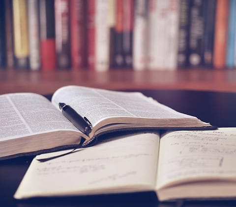 Buku terbuka di pojok baca