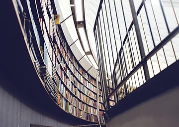 Rak buku perpustakaan
