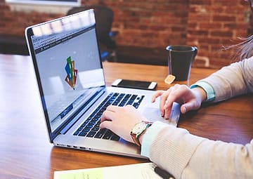 Siswa belajar dengan laptop