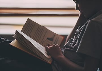 Siswa membaca buku