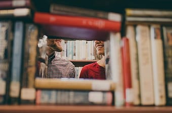 Siswa di perpustakaan sekolah