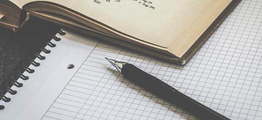 Siswa belajar dengan buku catatan