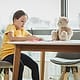 Anak belajar menulis di meja