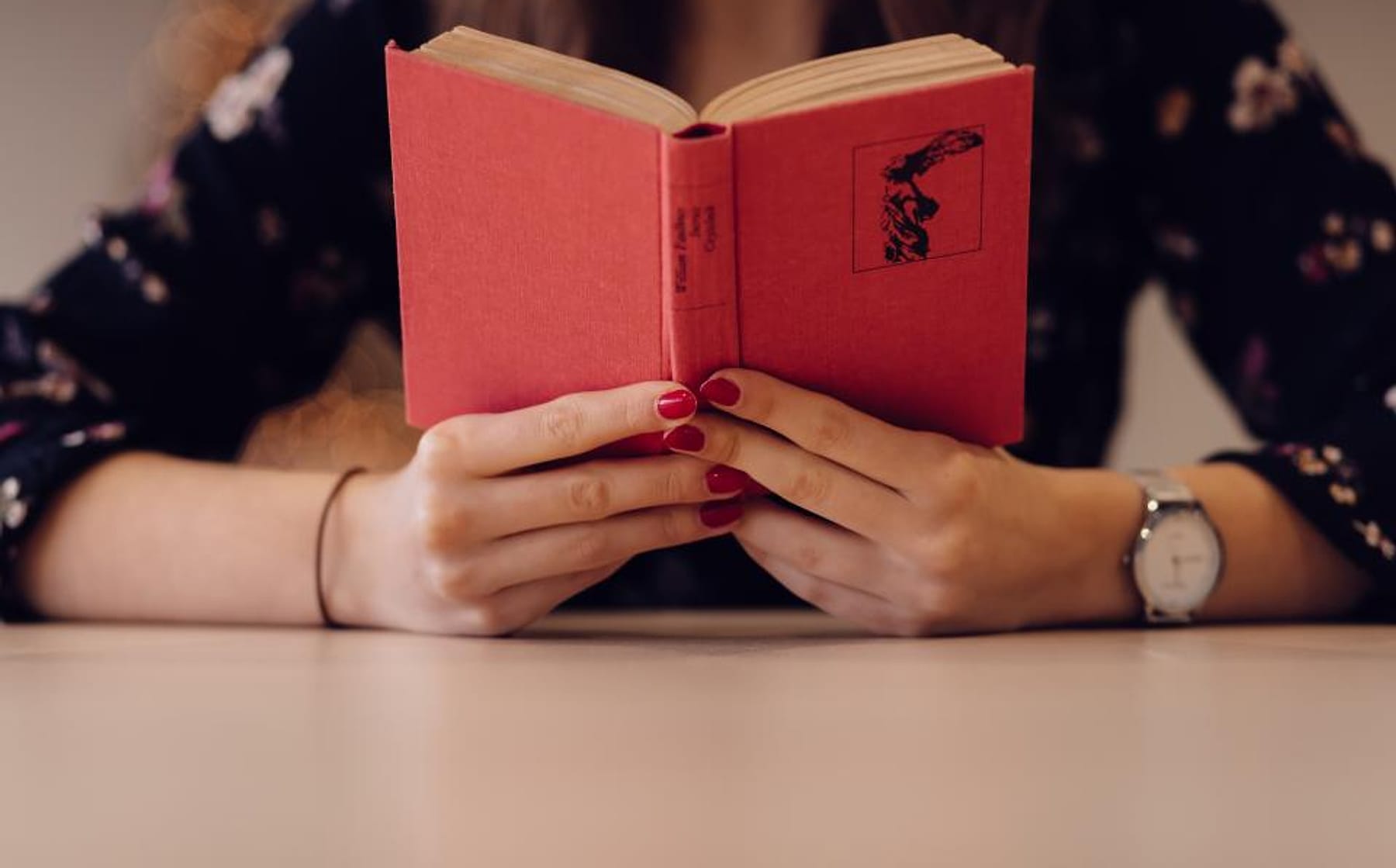 Siswa membaca buku