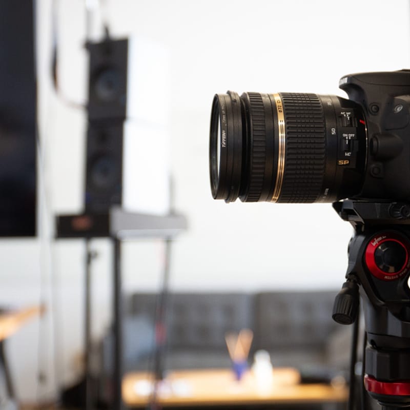 Kamera di atas tripod di dalam studio