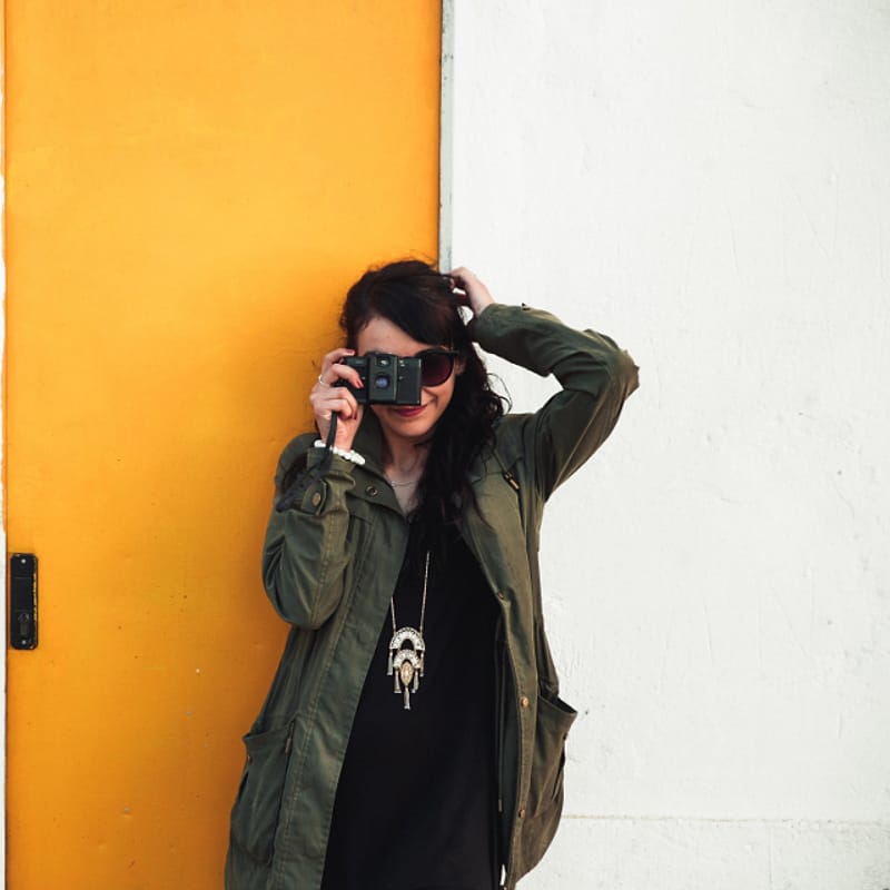 Fotografer memotret di depan pintu kuning
