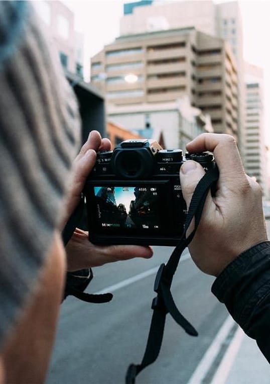 Fotografer memotret jalanan kota